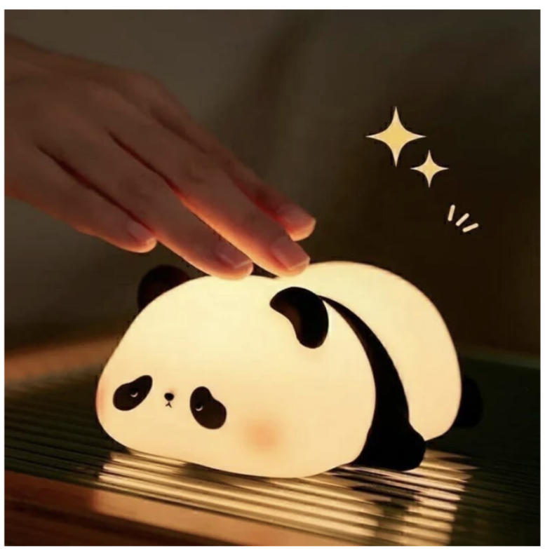 🔸 ویژگی‌ها: طراحی بانمک به شکل پاندا بدنه سیلیکونی نرم، نشکن و کودک‌پسند تغییر رنگ نور با لمس یا ضربه نور ملایم مناسب برای خواب شب شارژ با کابل USB ایده‌آل برای دکور اتاق کودک، نوزاد و هدیه تولد