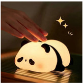 🔸 ویژگیها: طراحی بانمک به شکل پاندا بدنه سیلیکونی نرم، نشکن و کودکپسند تغییر رنگ نور با لمس یا ضربه نور ملایم مناسب برای خواب شب شارژ با کابل USB ایدهآل برای دکور اتاق کودک، نوزاد و هدیه تولد