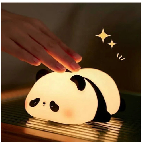 🔸 ویژگیها: طراحی بانمک به شکل پاندا بدنه سیلیکونی نرم، نشکن و کودکپسند تغییر رنگ نور با لمس یا ضربه نور ملایم مناسب برای خواب شب شارژ با کابل USB ایدهآل برای دکور اتاق کودک، نوزاد و هدیه تولد