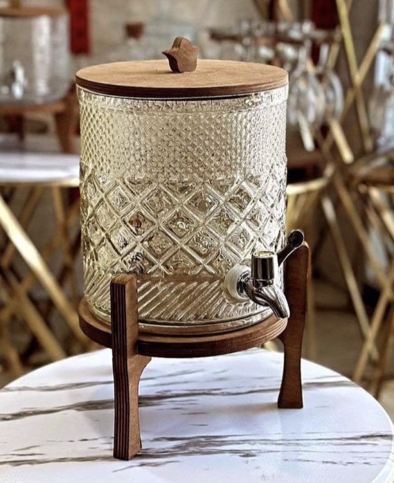 کلمن شیشه‌ای طرح الماسی با پایه چوبی و درب چوبی