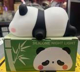 🔸 ویژگیها: طراحی بانمک به شکل پاندا بدنه سیلیکونی نرم، نشکن و کودکپسند تغییر رنگ نور با لمس یا ضربه نور ملایم مناسب برای خواب شب شارژ با کابل USB ایدهآل برای دکور اتاق کودک، نوزاد و هدیه تولد