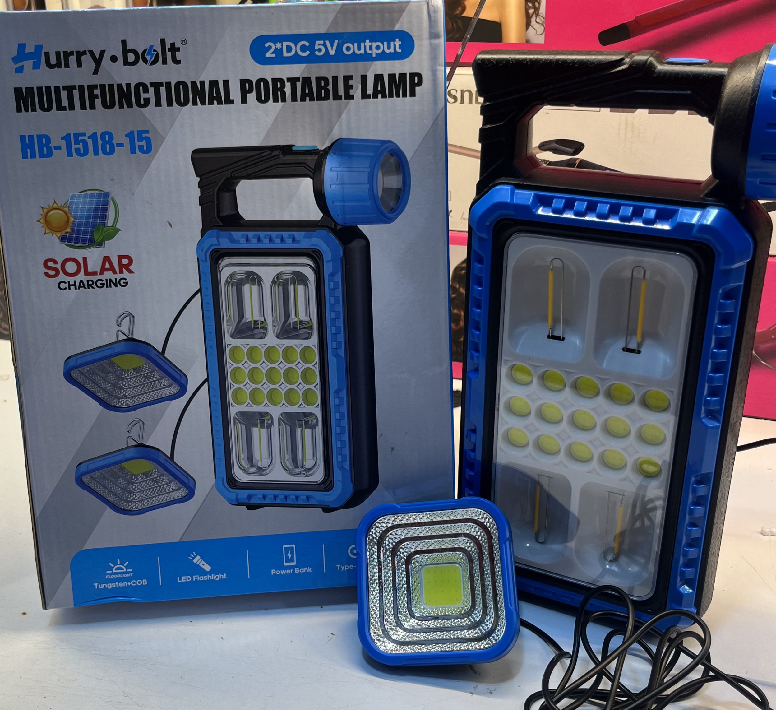 چراغ خورشیدی شارژی یا چراغ سولار همه‌کاره شارژی با پاوربانک خورشیدی و نور LED خورشیدی به همراه چراغ سیار سیم دار پرقدرت ۲۰۰ وات قیمت اقتصادی و همه کاره اکبند