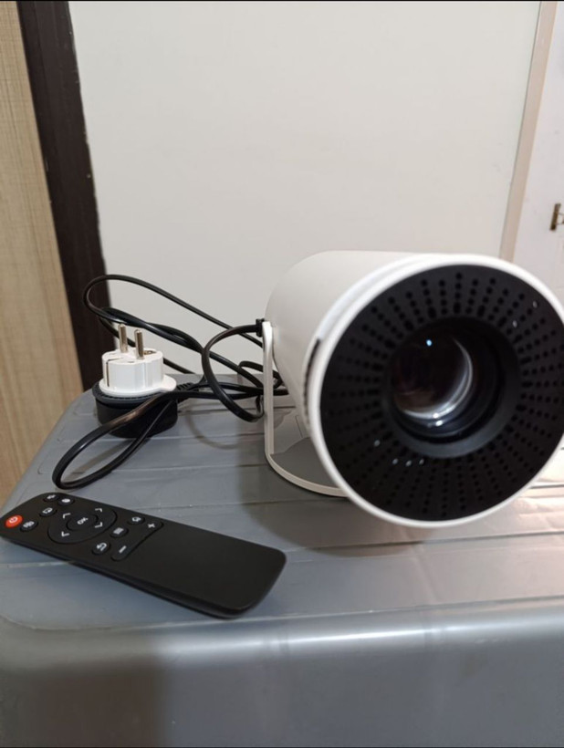 ویدئو پروژکتور تلسکوپی ویدیو پرژکتور تلسکوپی مدل Ultra HD Hy300 ویدیو پوروژکتور 300 HY اکبند و نو